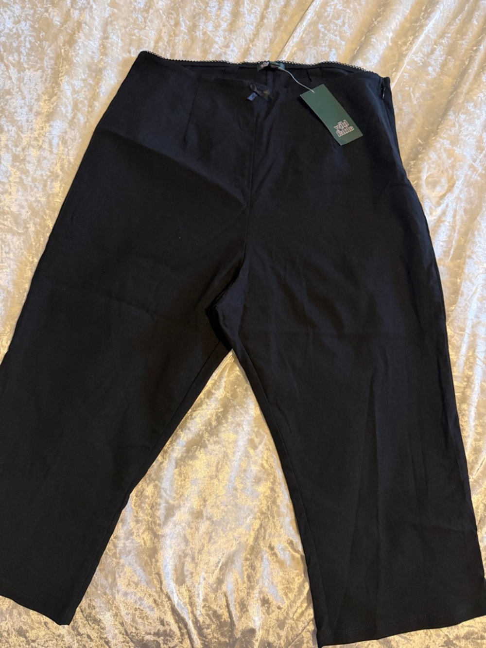 Trendy black capris